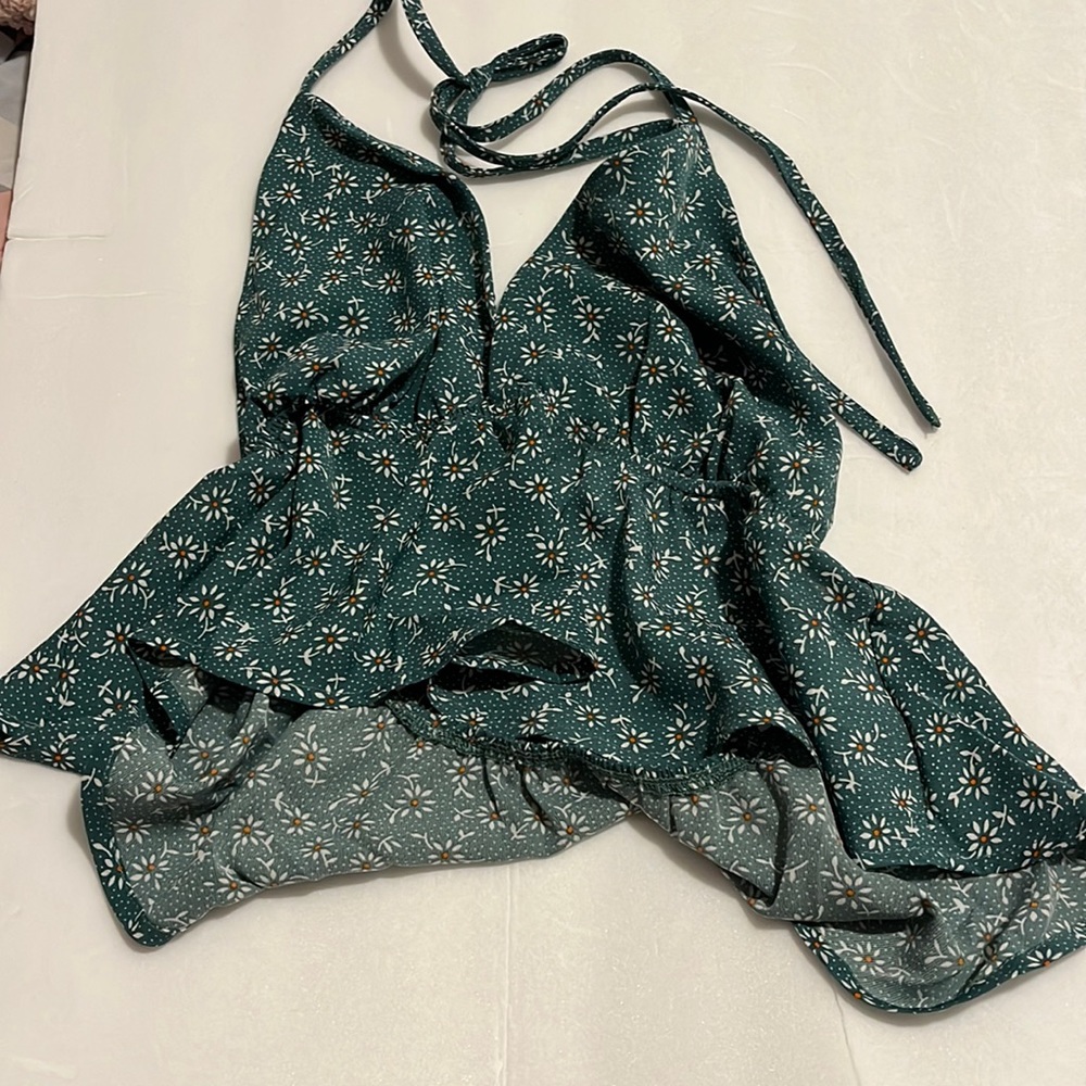 Cute flowy green top!